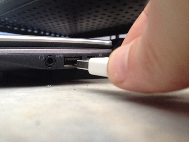 File:Plug-usb-into-laptop.jpg