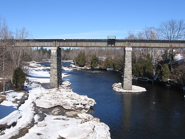 Eisenbahnbrücke über den Rivière Jacques-Cartier bei Pont-Rouge