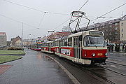 Čeština: Tramvaje odstavené v pražské Zenklově ulici (pohled jihovýchodním směrem).