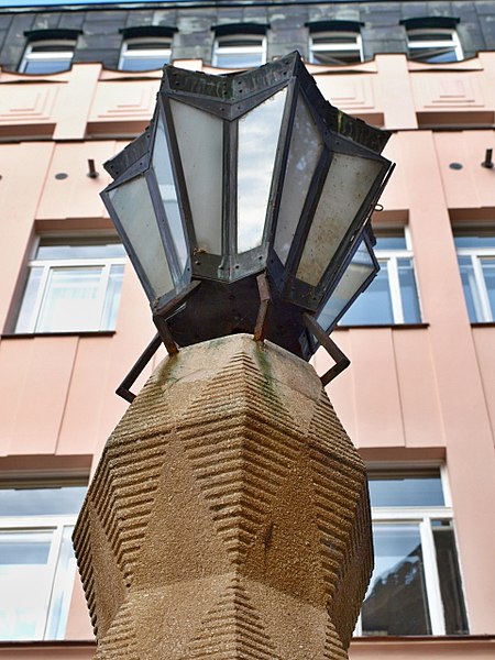 File:Praha - kubistická lampa 3.jpg