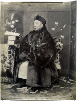 Qing nobleman in winter coat, 1860s.png