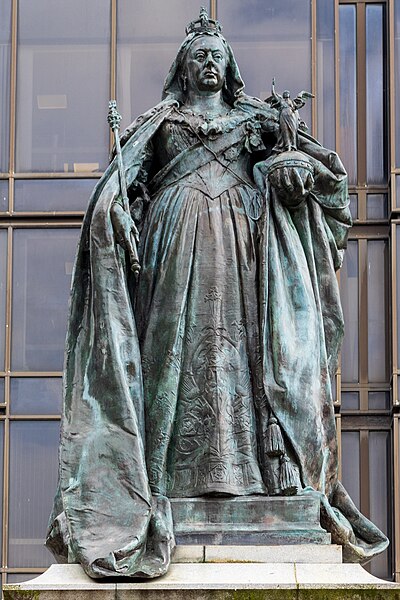 File:Queen Victoria statue, Portsmouth - 2023-04-21 (cropped).jpg