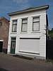 Huis met gepleisterde lijstgevel voor huis