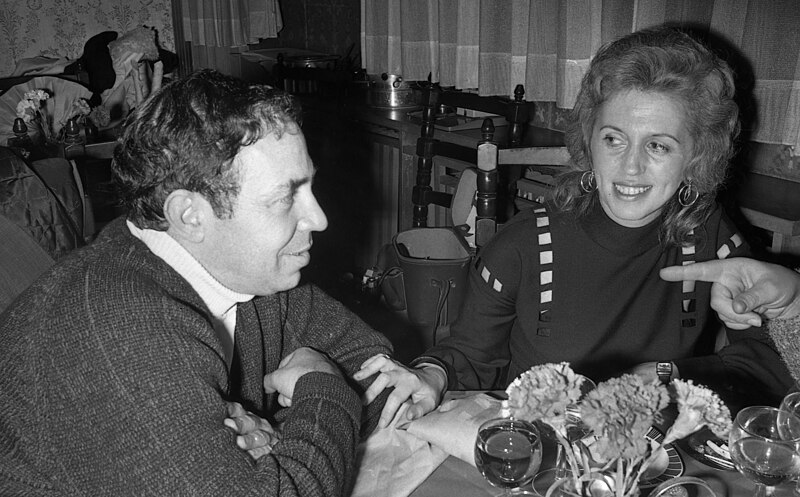 File:Radio host Yitzhak Shimoni interviewing Mr. Johnny Cash (FL61604133).jpg