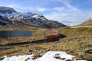 Train sur la ligne de la Bernina longeant le Lago Bianco, dans les Grisons. (définition réelle 6 672 × 4 448)