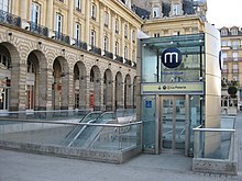 Bouche de métro de la station République.