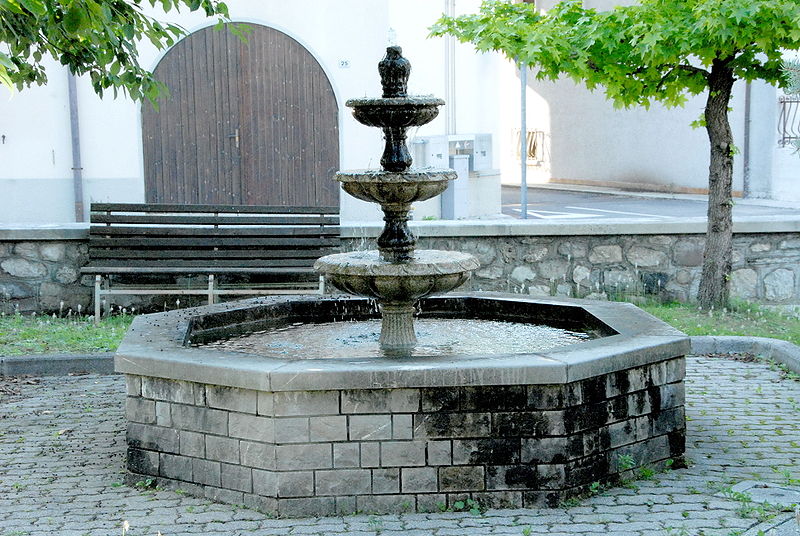 File:Resiutta Springbrunnen 07072007 01.jpg