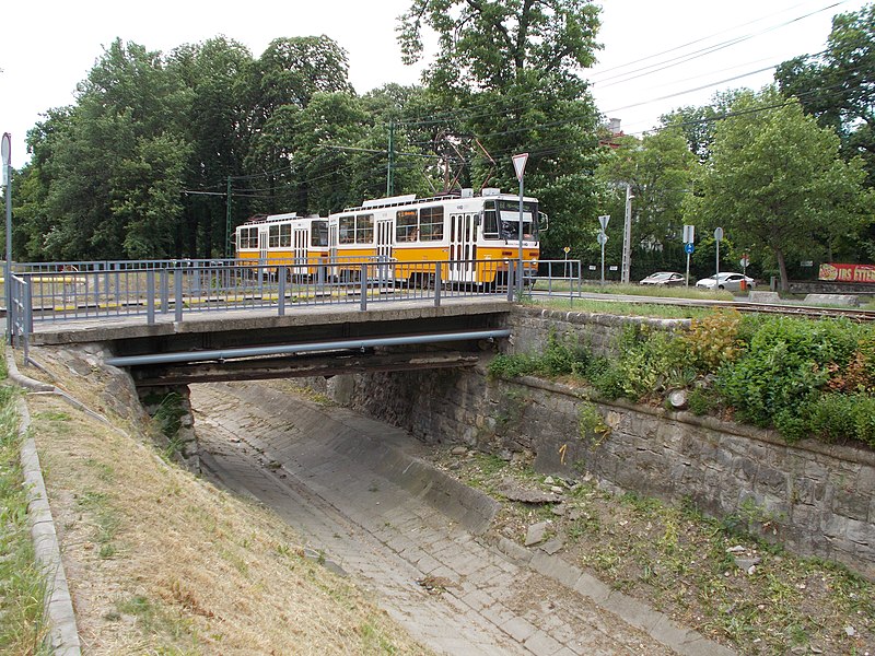 Fájl:Riadó street's bridge. Tram. Riverbed (dried up). - Budapest District II. Riadó street.JPG