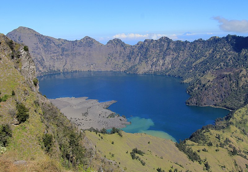 File:Rinjani-Lombok Segara Anak 2017-08-08.jpg