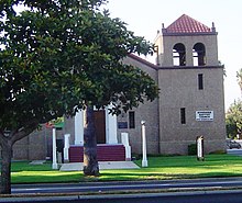 Zewnętrzny widok budynku kościoła baptystów w Riverside w Kalifornii w stylu odrodzenia misyjnego