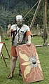 Reconstitucion modèrna d'un legionari roman (infantariá pesuca antica)