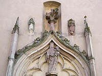Tympan du portail avec statues néo-gothiques et gothiques (XIVe-XIXe)