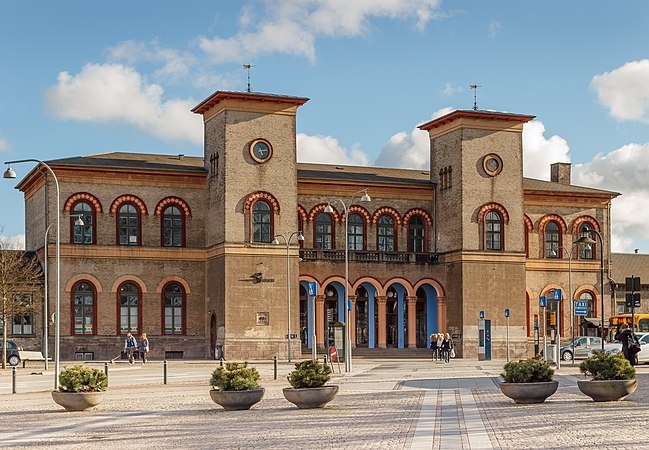 丹麥最老的火車站羅斯基勒車站（英语：Roskilde station）1847年6月26日啟用，車站建築風格一般認為是受到羅馬博爾蓋塞別墅影響。照片于2015年3月30日拍攝。
