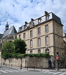 No 30 : le presbytère de l'église Saint-Étienne-du-Mont, ancien hôtel de Louis d'Orléans, dit le Pieux.