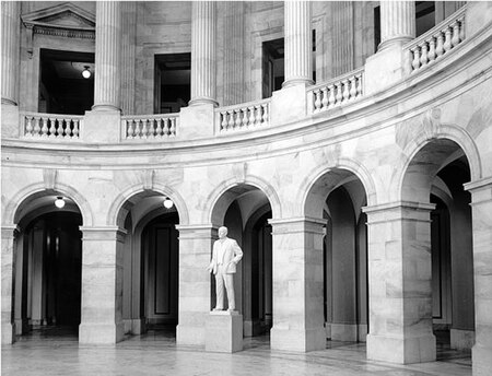 Tập_tin:Russell_sob_rotunda.jpg