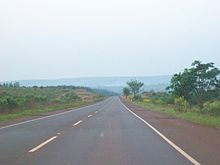 La route dans la province de Misiones près de la frontière avec celle de Corrientes. Au fond, la Sierra de Misiones.