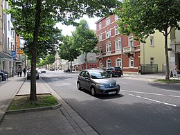 Luitpoldstraße 2017. Das rote Gebäude ist auch auf dem Foto unmittelbar links daneben als zweites Haus nach der Kreuzung zu sehen.