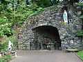 A gruta de Lourdes lá fora, na esplanada.