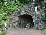 La grotte de Lourdes à l'extérieur, sur l'esplanade.