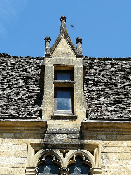 File:Saint-Geniès château lucarne.JPG