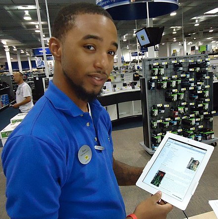 Salesman demonstrating the Apple iPad 2 (June 2011)