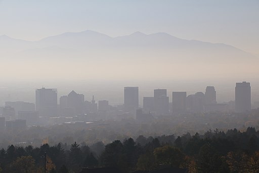 Smog over Salt Lake City. Photo by Eltiempo10. Creative Commons Attribution-Share Alike 4.0 International license.