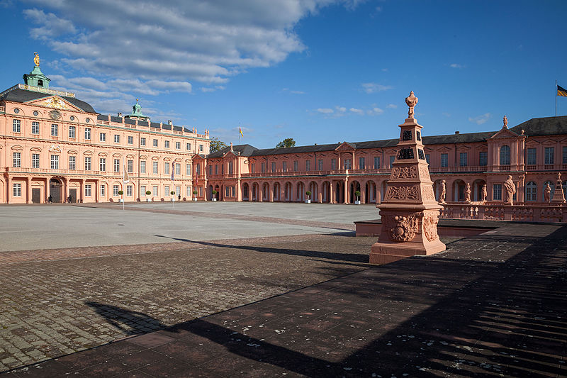 File:Schloss Rastatt Innenhof seitlich.jpg