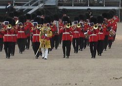 La banda delle guardie scozzesi battendo in ritirata a Horseguards a Londra nel 2008