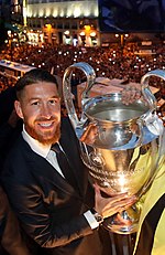 Sergio Ramos desde el balcón de la Presidencia de la Comunidad de Madrid con la ndecima Copa de Europa.jpg