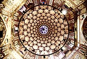 Notranjost glavne kupole Šahi Hamam v Lahoreju