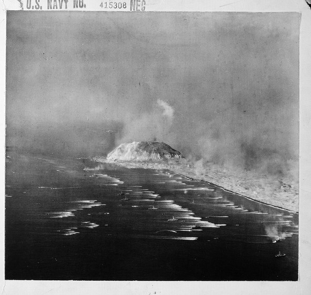 File:Sixth Fleet during invasion of Iwo Jima. Mt. Suribachi in background. - NARA - 520752.tif