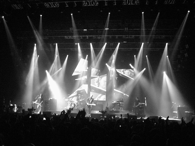 File:Snow Patrol on stage.jpg