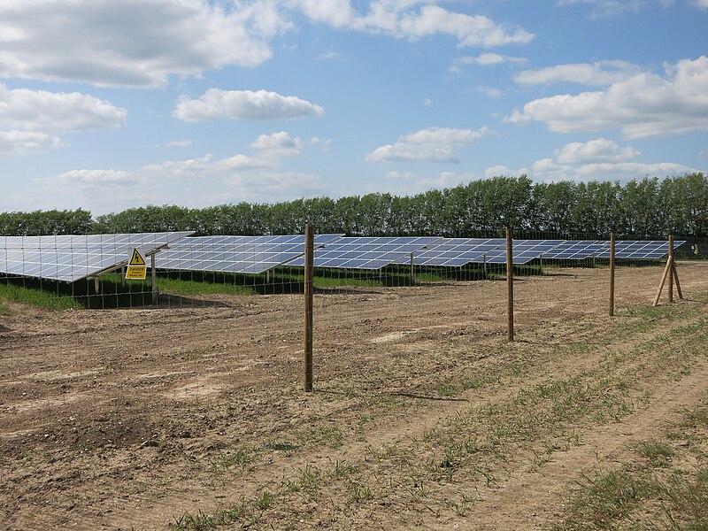 File:Solar farm, Muncey's Farm - geograph.org.uk - 4501158.jpg