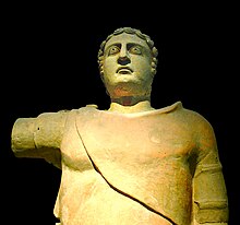 Grande estátua de terracota de um soldado.