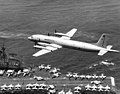 Il-38 iznad palube američkog nosača zrakoplova USS Midway