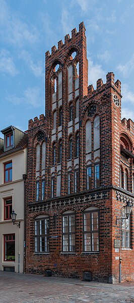 File:St.-Marien-Kirchhof 3 in Wismar (2).jpg