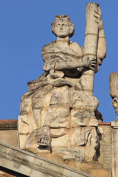 File:Statues sur le fronton du Capitole de Toulouse 2.jpg