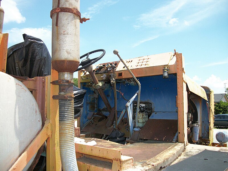 File:Stripped Oshkosh House Mover; Dashboard.jpg