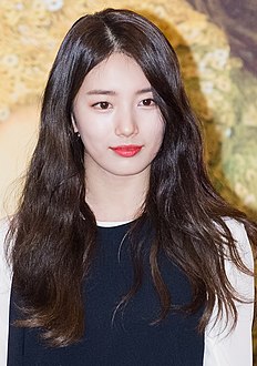 Suzy at a fansigning event, 31 January 2017 01.jpg