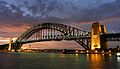 Le Sydney Harbour Bridge, l'un des plus grands ponts en arc en acier au monde, enjambe Port Jackson, le plus grand port naturel du monde.