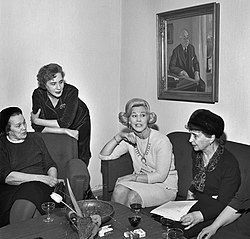 Sylvi-Kekkonen-with-writers-1962.jpg