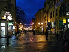 English: Heroes of Warsaw street at night Polski: ul. Bohaterów Warszawy nocą