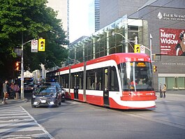 Низкопольный трамвай TTC Flexity Outlook в районе Куин энд Университет (станция Осгуд).jpg 