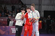 Deutsch: Tischtennis bei den Olympischen Jugend-Sommerspielen 2018: Tag 4, 10. Oktober 2018, Mädchen-Einzel, Siegerehrung - Gold: Yingsha Sun (CHN), Silber: Miu Hirano (JPN), Bronze:Andreea Dragoman (ROU)); Medaillen überreicht durch IOC-Mitglied Ching-kuo Wu (TPE), Maskottchen überreicht durch ITTF-Vize-Präsident Masahiro Maehara (JPN) English: Fencing at the 2018 Summer Youth Olympics at 10 October 2018 – Girls' single medail ceremony – Gold: Yingsha Sun (CHN), Silber: Miu Hirano (JPN), Bronze:Andreea Dragoman (ROU)); Medal presenter: IOC member Ching-kuo Wu (TPE), Mascot presenter: Vice-President Executive of the ITTF Masahiro Maehara (JPN)