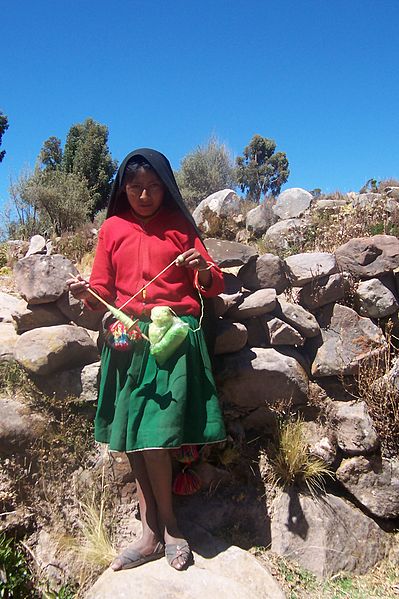 File:Taquile Niña hilando.jpg