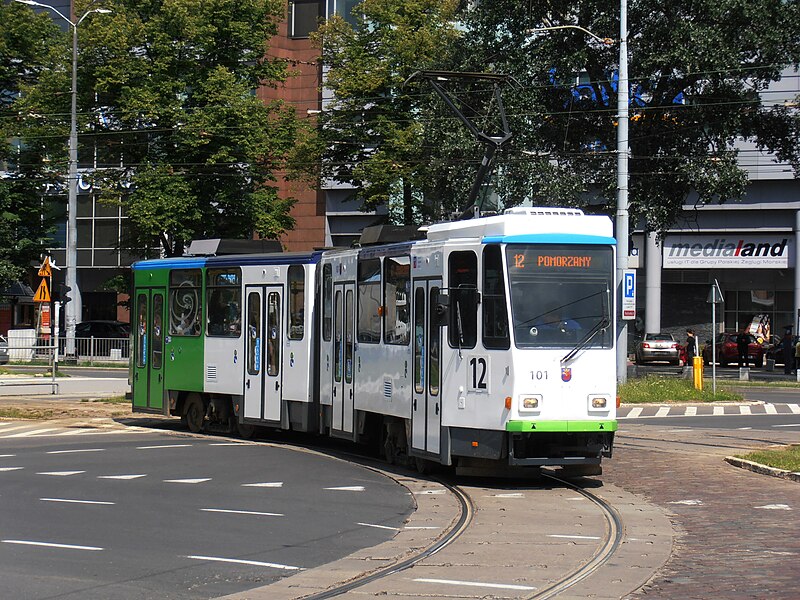 File:Tatra KT4DtM 101, tram line 12, Szczecin, 2017.jpg