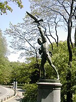 Central Park'taki Falconer heykeli, New York.jpg