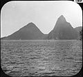 Bayrakta kullanılan üçgenlerin sembolize ettiği Pitons Dağları'nın 1903 yılındaki görünümü