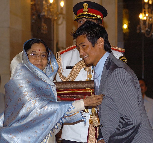 File:The President, Smt. Pratibha Devisingh Patil presenting the Padma Shri Award to Shri Bhaichung Bhutia at Civil Investiture-II Ceremony, at Rashtrapati Bhavan, in New Delhi on May 10, 2008.jpg