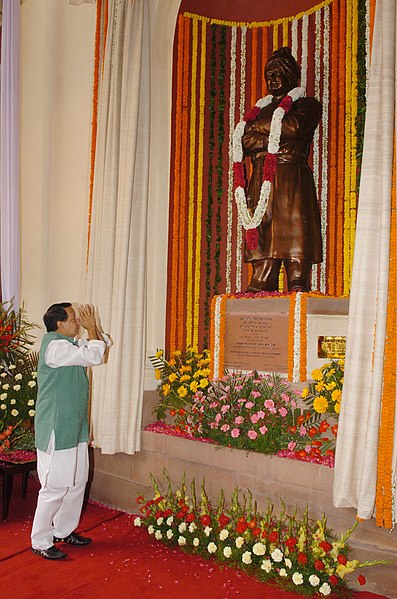 File:The Union Minister for Information & Broadcasting and Parliamentary Affairs, Shri Priyaranjan Dasmunsi paying tributes at the statue of Swami Vivekananda at Parliament House, in New Delhi on August 23, 2006.jpg